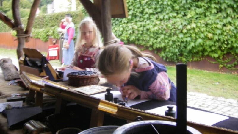 Kinder schreiben mit Glasfeder bei Buchrose